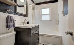 Hair dryer, towels, soap, shampoo - Welcoming 2-bedroom house in charming Enid. (Enid)