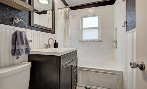 Welcoming 2-bedroom house in charming Enid.
