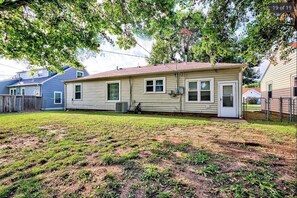 Exterior - Welcoming 2-bedroom house in charming Enid. (Enid)