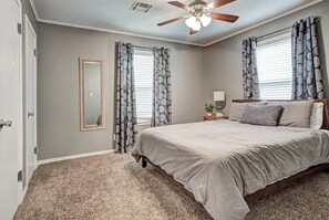 2 bedrooms, iron/ironing board, free WiFi, bed sheets - Welcoming 2-bedroom house in charming Enid. (Enid)