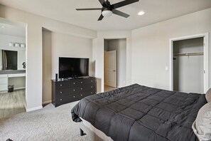3 bedrooms, desk, iron/ironing board, free WiFi