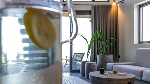 Una sala de estar moderna con una mesa de vidrio, un sofá y una planta en maceta.