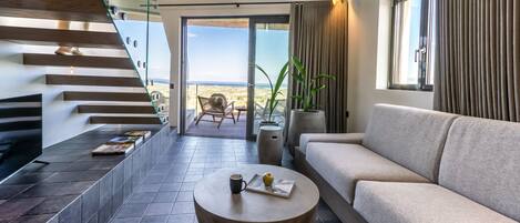 Suite – premium, terrasse, sjøutsikt | Oppholdsrom | En 39-tommers smart-TV med Parabol-TV samt TV og nettbrett