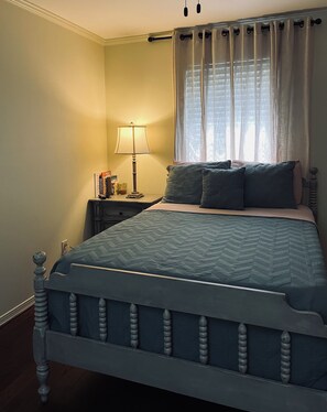 4 habitaciones, escritorio y tabla de planchar con plancha