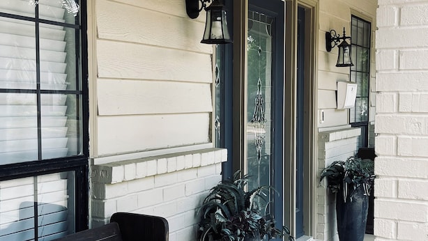A porch with a bench, potted plants, and a welcome mat. - The Retreat - Entire Residential Home! (Daphne)