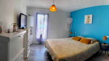 1 Schlafzimmer, Schreibtisch, BĂŒgeleisen/BĂŒgelbrett, Reisekinderbett