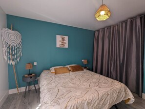 1 Schlafzimmer, Schreibtisch, Bügeleisen/Bügelbrett, Reisekinderbett