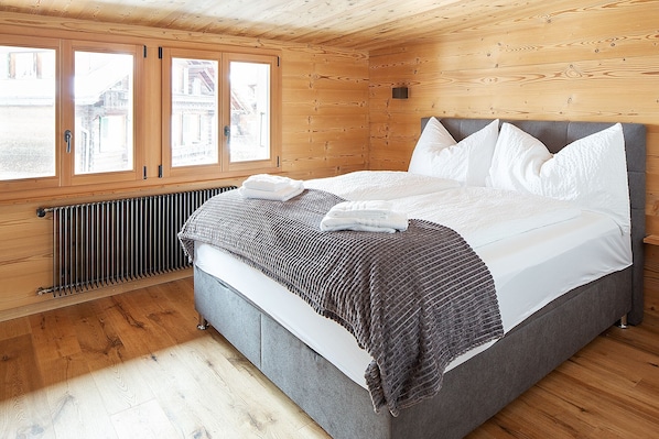 2 chambres, lit de bébé portatif, Wi-Fi, literie fournie