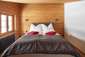 2 bedrooms, travel cot, WiFi, bed sheets