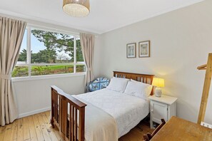 3 makuuhuonetta, silitysrauta/-lauta, ilmainen Wi-Fi, vuodevaatteet