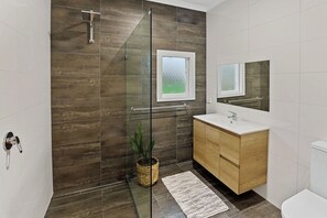 Suihku, hiustenkuivaaja, pyyhkeet, saippua