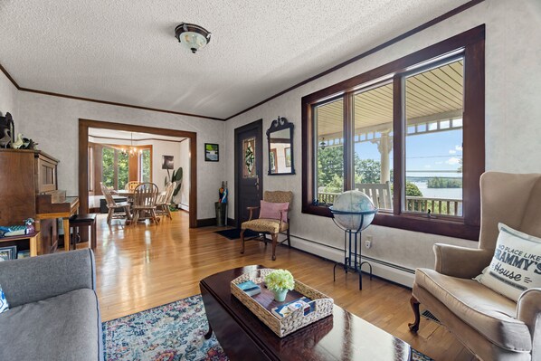 Smart-TV, Kamin, DVD-Player, Bücher