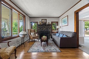 Älytelevisio, takka, DVD-soitin, kirjoja