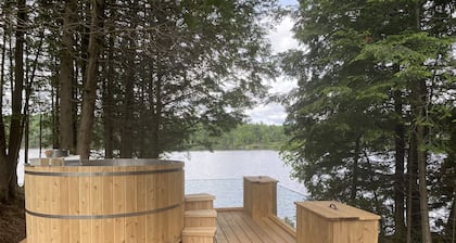 Waterfront Log Cabin at the shores of Mosque Lake!