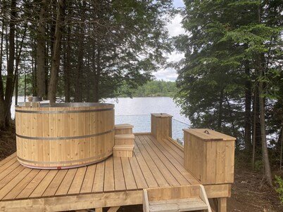 Waterfront Log Cabin at the shores of Mosque Lake!