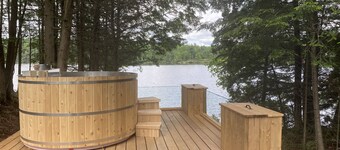 Waterfront Log Cabin at the shores of Mosque Lake!