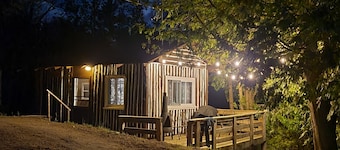 Waterfront Log Cabin at the shores of Mosque Lake!