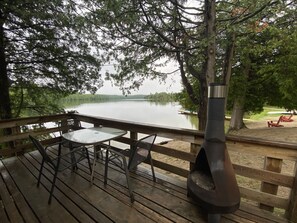 Outdoor dining - Waterfront Log Cabin at the shores of Mosque Lake! (Ompah)