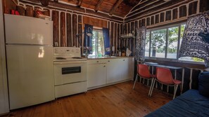 Fridge, oven, stovetop, coffee/tea maker