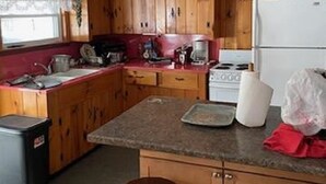 Cafetera y tetera, refrigerador, microondas y horno 