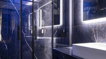 Shower, rainfall showerhead, free toiletries, hair dryer