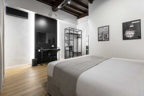 Premium bedding, down comforters, pillowtop beds, free minibar - Home at Rome Luxury Navona (Rome)