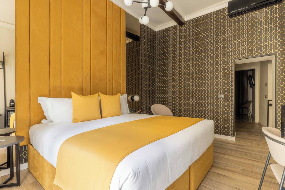 Premium bedding, down comforters, pillowtop beds, minibar (free items)
