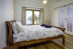 4 bedrooms, WiFi, bed sheets - Queenslander home, ocean views, large deck. (Coolangatta)