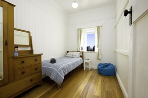 4 bedrooms, WiFi, bed sheets - Queenslander home, ocean views, large deck. (Coolangatta)