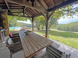 تناول الطعام بالخارج