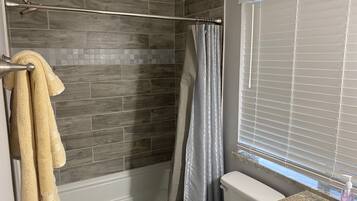 Family House | Bathroom | Combined shower/tub, towels