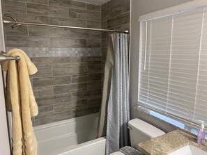 Casa familiar | Baño | Ducha y bañera combinadas y toallas
