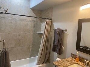 Family House | Bathroom | Combined shower/bathtub, towels