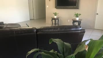 Family House | Living area | 32-inch Smart TV with satellite channels, Netflix, Hulu
