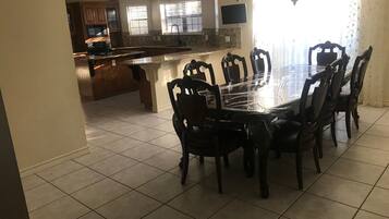 Full-size fridge, microwave, oven, stovetop