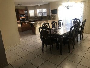 Full-size fridge, microwave, oven, stovetop - T&G Vacation Property (Aransas Pass)