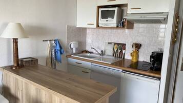 Een koelkast, een microgolfoven, een broodrooster