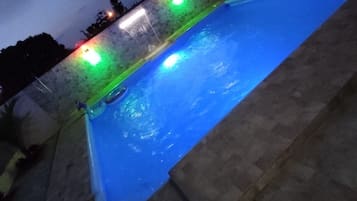 Alberca al aire libre y alberca climatizada