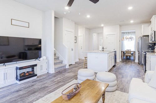 Modern 4BR • Game Room • Sleeps 14 • Pet-Friendly