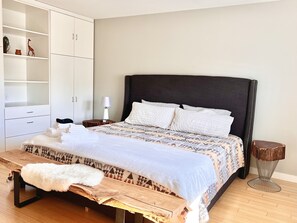 2 عدّة غرف نوم ومكتب ومكواة/لوح كي وسرير سفر