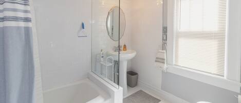 Douche, sèche-cheveux, serviettes fournies, savon