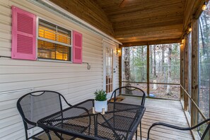 Outdoor dining - Cozy Cottage in Monteagle! (Monteagle)