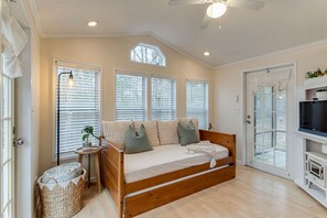 TV - Cozy Cottage in Monteagle! (Monteagle)