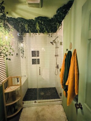 Dusche, Haartrockner, Handtücher, Seife
