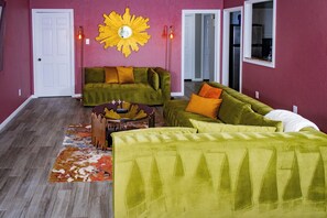 Smart TV, fireplace - Comfortable Escape - Pool w/ Slide & Hot Tub, Great for Families & Groups (College Station)