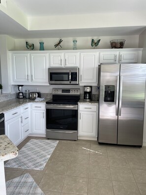 冷蔵庫、電子レンジ、オーブン、コンロ