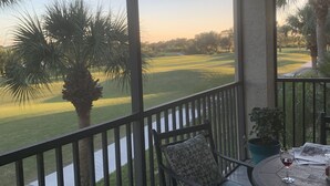 Un espacio al aire libre cubierto con vistas a un campo de golf.