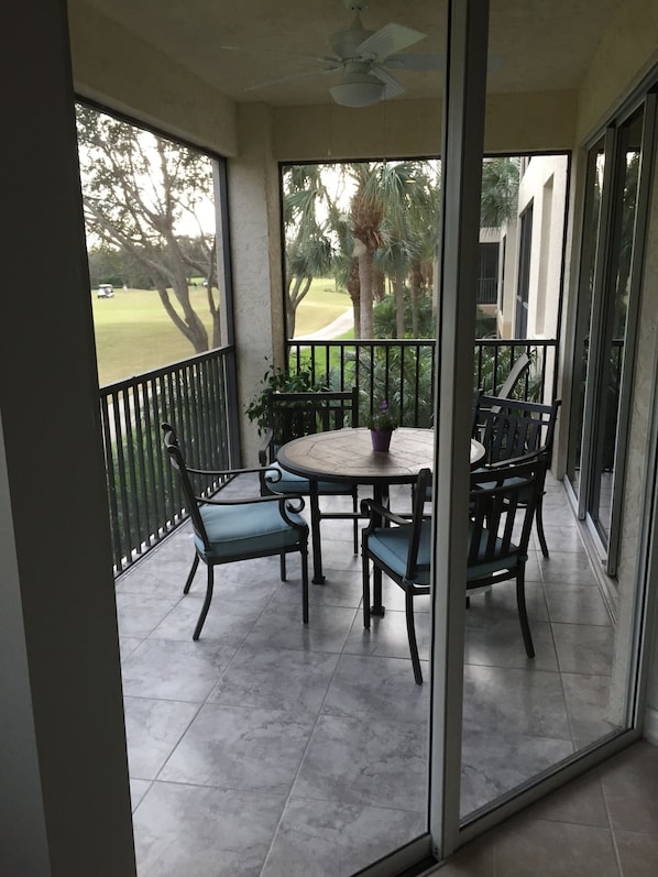 屋外ダイニングエリア