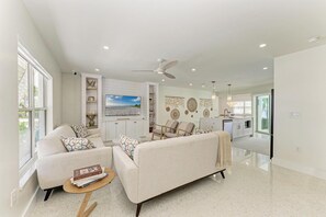 TV connectée, cheminée, livres