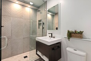 Douche, séchoir à cheveux, serviettes fournies